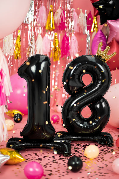Stāvošs folija balons cipars 18 melns ar zelta kroni (84 cm)