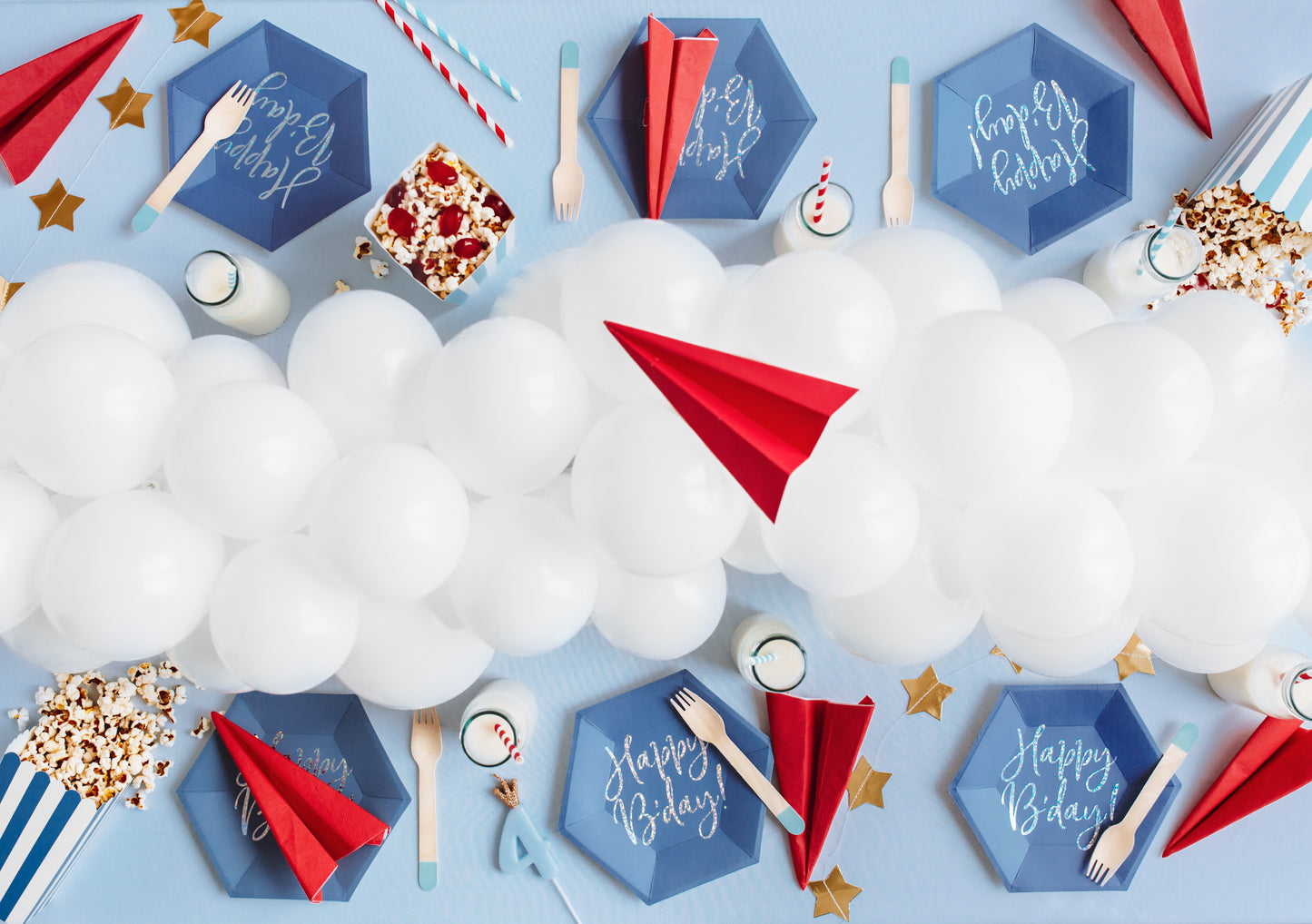 Tumši zili Happy B'day papīra šķīvji 20 cm – Eleganti ballīšu šķīvji 6 gab