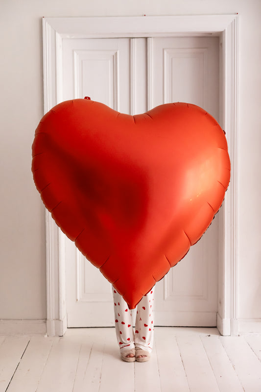 XXL folijas balons “Sirds”, sarkanā krāsā. Izmēri apm. 136 × 129 cm (54 × 51 collas)