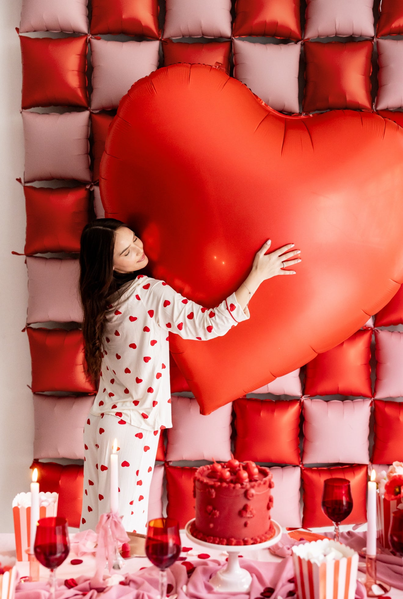 XXL folijas balons “Sirds”, sarkanā krāsā. Izmēri apm. 136 × 129 cm (54 × 51 collas)