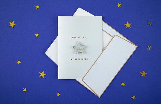 Kartīte ar emaljas piespraudi “Tētis”, 10,5 × 14,8 cm 