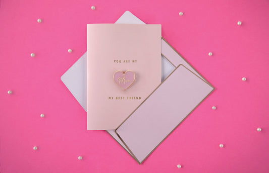 Kartīte ar emaljas piespraudi “Mamma”, 10,5 × 14,8 cm