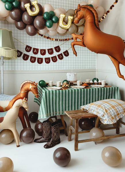 Vienreizlietojams galdauts “Stirrups”, 180 × 120 cm – zaļš ar zelta kāpšļu rakstu