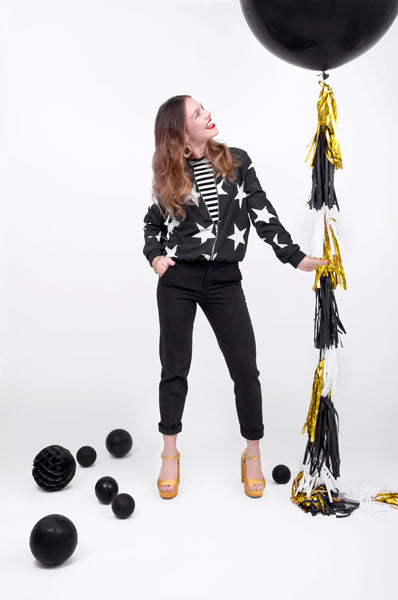 Pušķu virtene (Tassel Garland), melns & zelta mikss