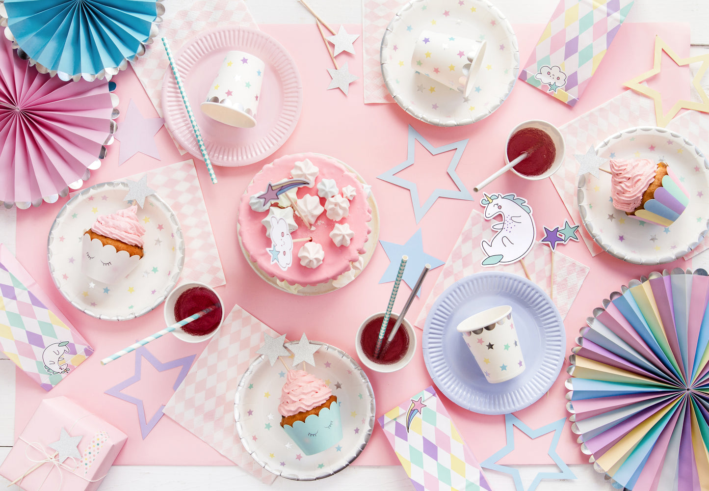 Unicorn Stars papīra šķīvji 18 cm – Vienradžu tematikas ballīšu šķīvji 6 gab.