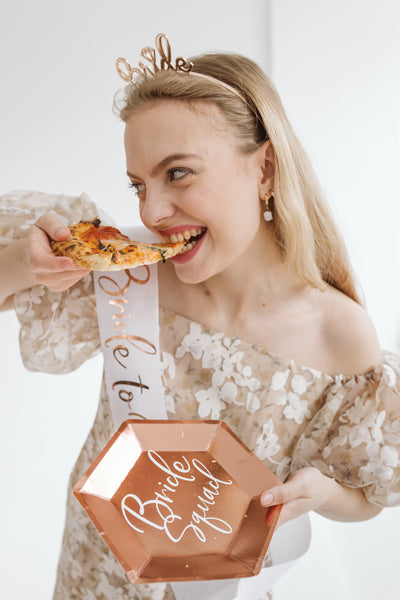Papīra šķīvji “Bride Squad” rozā zelta (23 cm, 6 gab.)