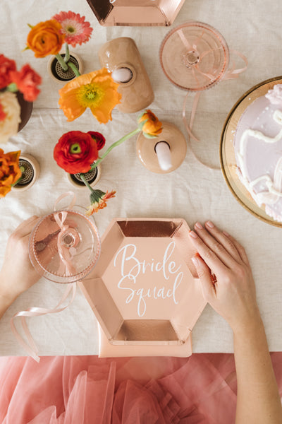 Papīra šķīvji “Bride Squad” rozā zelta (23 cm, 6 gab.)