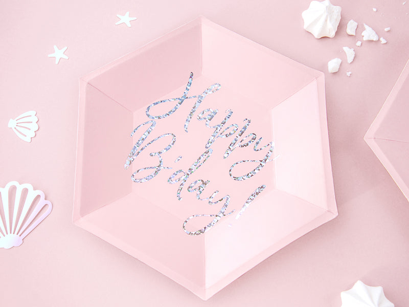 "Happy Birthday" papīra šķīvji 20 cm – Gaiši rozā ar mirdzošu uzrakstu, 6 gab.